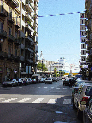 Via Emerico Amari, di fronte all'ingresso del porto !